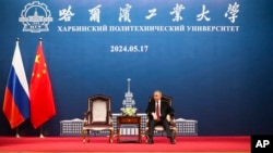 俄罗斯总统普京在参观中国哈尔滨工业大学时与学生交流。（2024年5月17日）