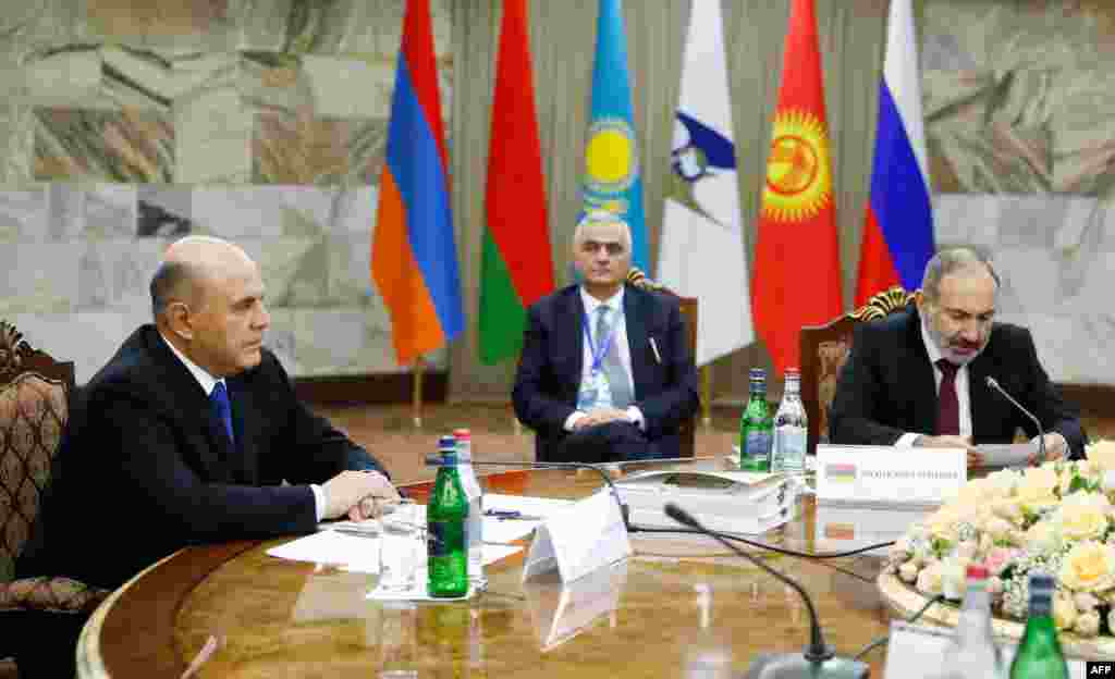 아르메니아의 수도 예레반에서 열린 유라시아경제연합(EAEU) 이사회 회의에 참석한 미하일 미슈스틴 러시아 총리와 니콜 파시냔 아르메니아 총리가 아르메니아와 아제르바이잔의 영토분쟁 지역 나고르노-카라바흐르에서 계속되고 있는 무력 충돌 상황에 대해 논의했다.