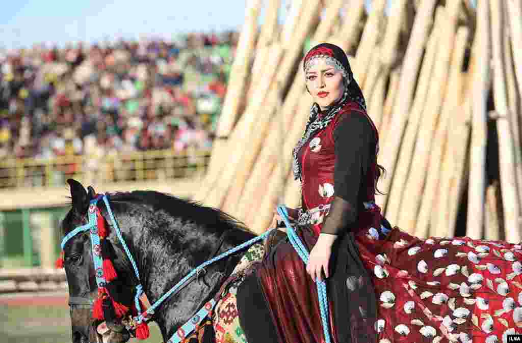 زن جوان اسب سوار در مراسم آیین نوروز در ورزشگاه ۲۲ گولان سنندج عکس:محمد لطیف حسینی نسب