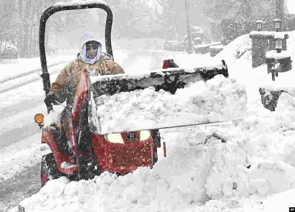 Mientras continúan las alertas en esa parte de Estados Unidos y cientos de ciudadanos tratan de despejar la nieve, al otro lado, en California, se preparan para posibles inundaciones a cuenta del río atmosférico que llegará el miércoles en la noche y se intensificará el jueves.&nbsp;