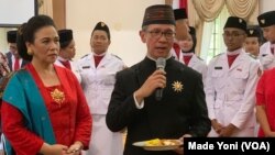 Duta Besar RI untuk Amerika Mahendra Siregar dan Istri dalam pemotongan tumpeng 17 Agustus 2019 (Photo: VOA/Made Yoni).