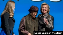 La présidente libérienne Ellen Johnson Sirleaf et Hillary Clinton avec sa fille Chelsea lors d'un événement sur l'égalité des genres à Washington, le 9 mars 2015.