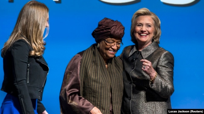 La présidente libérienne Ellen Johnson Sirleaf et Hillary Clinton avec sa fille Chelsea lors d'un événement sur l'égalité des genres à Washington, le 9 mars 2015.