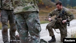 Des soldats du Danemark se préparent à participer à une compétition européenne de tireurs d'élite sur la base militaire américaine de Grafenwoehr, en Allemagne, le 26 octobre 2016. 