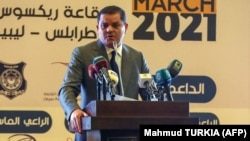 Le premier ministre intérimaire de la Libye, Abdul Hamid Dbeibah, prononce un discours lors d'une conférence nationale sur la pandémie de COVID-19, dans une salle de conférence de la capitale Tripoli, le 13 mars 2021.