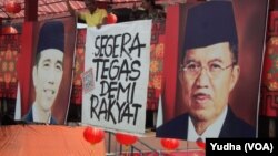 Spanduk raksasa bertuliskan imbauan untuk Presiden Jokowi agar bersikap tegas menghadapi polemik KPK-Polri di Solo, 13 Februari 2014 (Foto: VOA/Yudha)