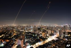 Sistem pertahanan udara Iron Dome Israel melepaskan tembakan untuk mencegat roket yang ditembakkan dari Jalur Gaza, di Israel tengah, Minggu, 5 November 2023. (Foto: AP)