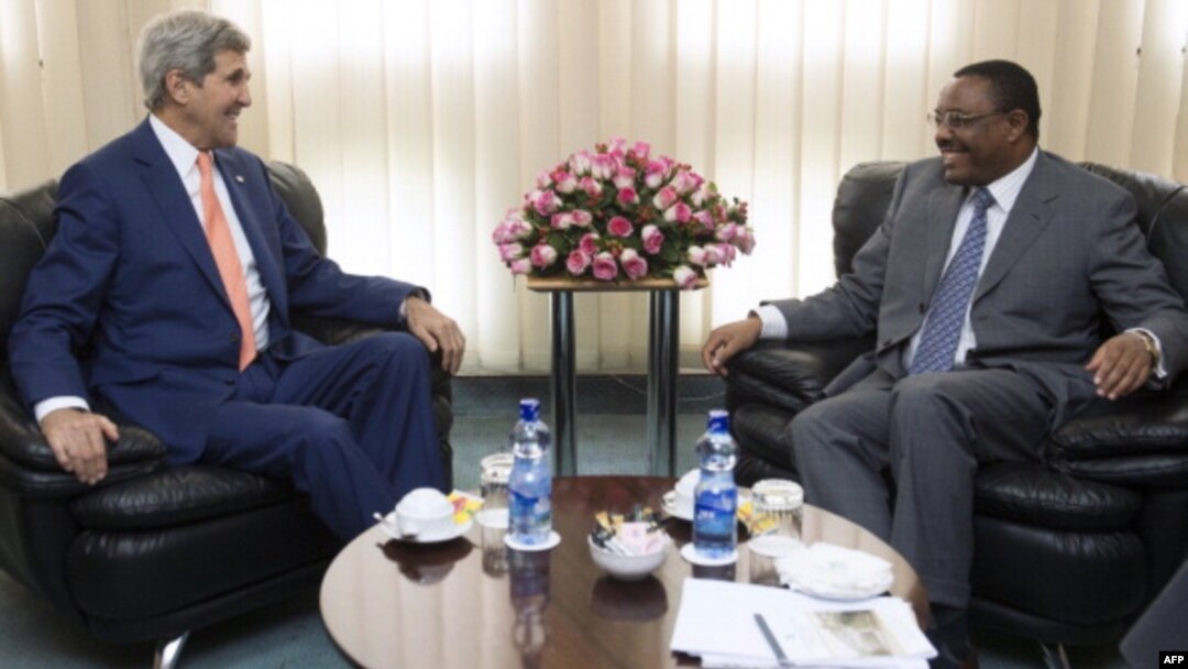 Menlu AS John Kerry (kiri) melakukan pembicaraan dengan PM Ethiopia, Hailemariam Dessalegn di Addis Ababa Kamis (1/5). 