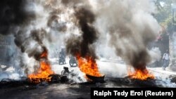 Une rue barricadée en feu lors de manifestations contre l'augmentation du prix du carburant, à Port-au-Prince, en Haïti, le 10 décembre 2021. 