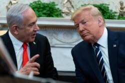도널드 트럼프 미국 대통령이 27일 백악관을 방문한 베냐민 네타냐후 이스라엘 총리의 얘기를 듣고 있다.