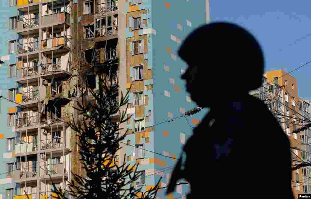 Un agente de la ley vigila cerca de un edificio residencial de varios pisos dañado tras un ataque con drones ucranianos en Ramenskoye, región de Moscú, Rusia, el 10 de septiembre. (Reuters/Maxim Shemetov)