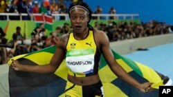 Elaine Thompson après avoir gagné sa médaille d'or pour les 100 m lors des Jeux olympiques à Rio de Janeiro, le 13 août 2016.