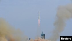 30일 중국 간쑤성 주취안 위성발사센터에서 선저우 16호 우주선을 실은 창정 2호 로켓을 발사하고 있다.