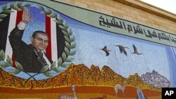 A mosaic depicting ousted Egyptian President Hosni Mubarak is seen at the Red Sea resort of Sharm el Sheik, Egypt, February 28, 2011