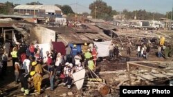 Socorristas, peritos y trabajadores laboran entre los restos del mercado de pirotecnia de San Pablito, Tultepec, el más famoso de México.