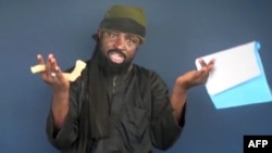 Le chef Boko Haram, Abubakar Shekau, est apperçu sur cette image prise d’une vidéo provenant du groupe islamiste le 18 février 2015, faire une déclaration dans un lieu inconnu.