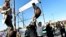 Un grupo de hombres evitan una ejecución en Mashad, en el norte de Irán, después de que la familia de la víctima perdonara al condenado, en mayo de 2013.