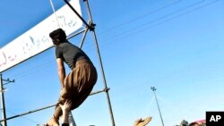 Des militants contre la peine de mort réclament la grâce d'un détenu qui a survécu à la pendaison en Iran