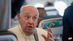 El Papa Francisco habla con periodistas en el vuelo de regreso a Roma al final de su visita de cuatro días a Bélgica y Luxemburgo, el domingo 29 de septiembre de 2024.