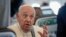 El Papa Francisco habla con periodistas en el vuelo de regreso a Roma al final de su visita de cuatro días a Bélgica y Luxemburgo, el domingo 29 de septiembre de 2024.
