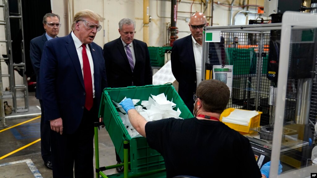 El presidente Donald Trump visita una planta de Honeywell International en Phoenix, Arizona, el 5 de mayo de 2020.