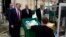 El presidente Donald Trump visita una planta de Honeywell International en Phoenix, Arizona, el 5 de mayo de 2020.