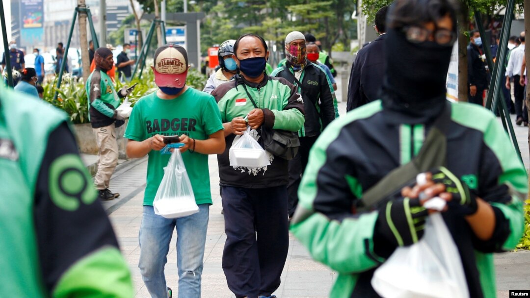 Pengemudi ojek online antre bantuan makanan gratis di tengah pandemi virus corona (COVID-19), di Jakarta, 17 April 2020. (Foto: Reuters)