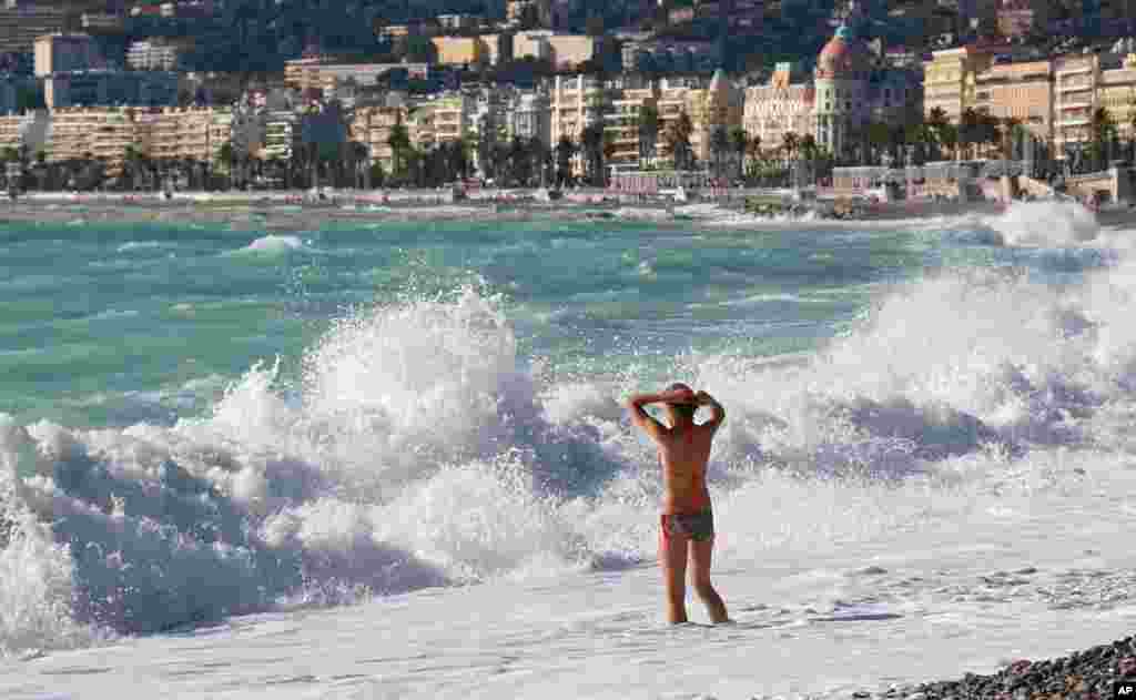 Seorang perempuan berenang di laut Mediterranea di Nice, Perancis tenggara. Suhu du French Riviera naik menjadi derajat Celsius (66 Fahrenheit).