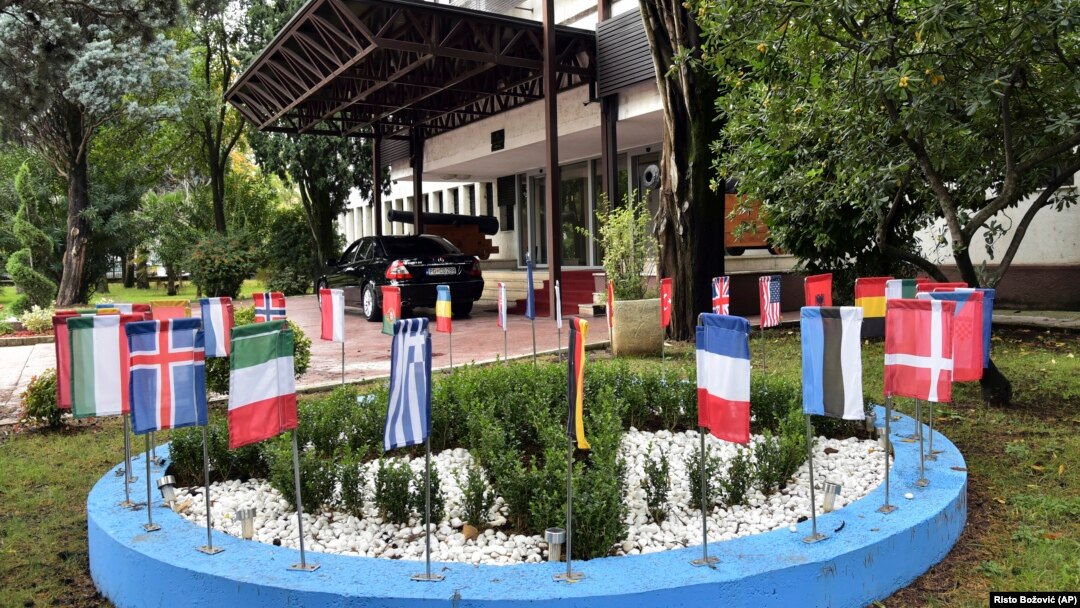 Zastavica NATO-a okružena zastavicama ostalih zemalja članica NATO-a ispred zgrade Ministarstva odbrane Crne Gore u Podgorici (Foto: AP/Risto Božović)