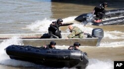 Arhivska fotografija vežbe srpske policije (AP Photo/Darko Vojinovic)