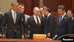 Presiden AS Barack Obama (kiri), Presiden Rusia Vladimir Putin dan Presiden China Xi Jinping pada sesi KTT APEC di Beijing, Selasa (11/11).