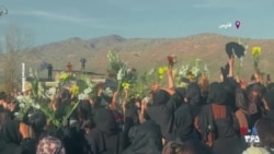 خواندن سرودهای حماسی و برپایی جشن و شادی در مراسم گرامی‌داشت مهرزاد نظری