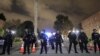 La policía antimotines llega al campus de la Universidad de California tras enfrentamientos entre manifestantes pro-palestinos y pro-israelíes, en Los Ángeles, California, el miércoles 1 de mayo de 2024.