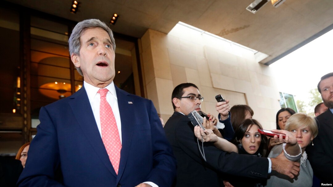Menlu AS John Kerry memberikan keterangan kepada media setibanya di Jenewa (8/11).
