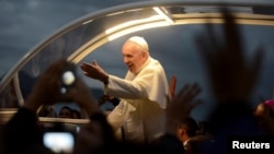 El papa Francisco saluda a los jóvenes en Copacabana, Rio de Janeiro.