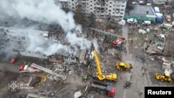 Gedung apartemen terkena serangan rudal Rusia di Poltava, Ukraina, 1 Februari 2025. (Foto: via Reuters)