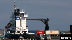 Un contenedor de la Naviera de la República Islámica de Irán (Grupo IRISL) se ve en el buque de carga de propiedad alemana "Smaragd" en Malta Freeport en el puerto de Marsaxlokk en las afueras de La Valeta el 10 de febrero de 2012.