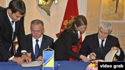 Potpredsjednik Vlade i ministar pravde i ljudskih prava Crne Gore Duško Marković i ministar pravde Bosne i Hercegovine Bariša Čolak ppotpisuju Ugovor o izručenju 