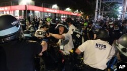 Agentes de policía en Nueva York chocan con manifestantes durante una protesta de "Solidaridad con Portland", el sábado 25 de julio de 2020.