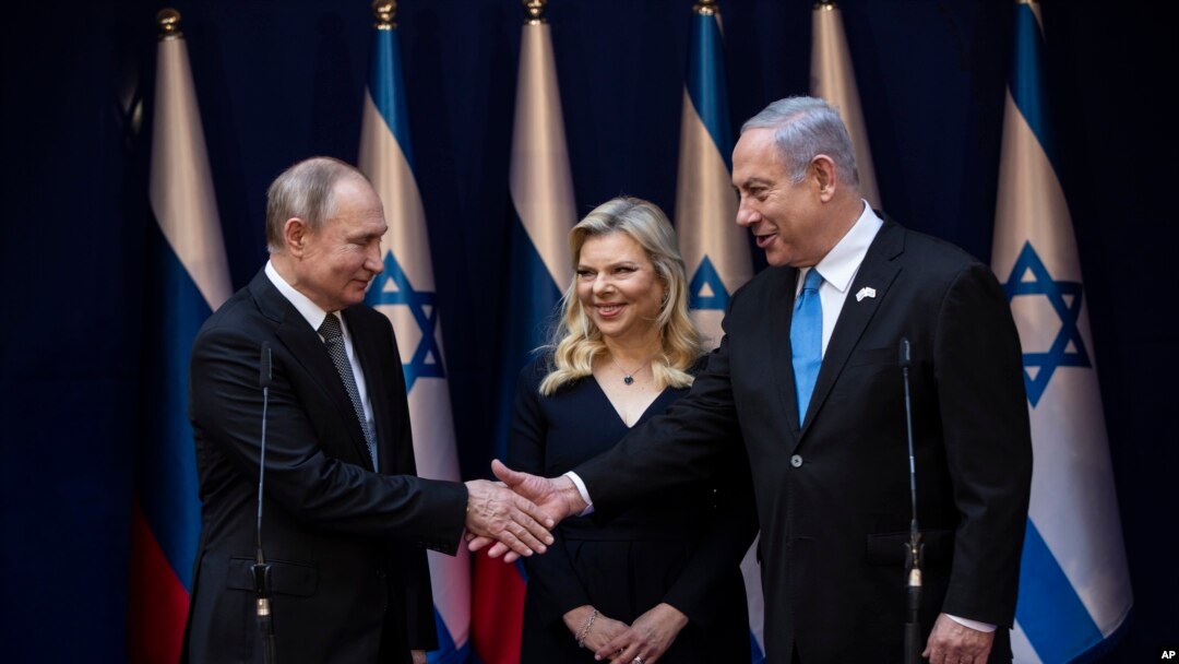Perdana Menteri Israel Benjamin Netanyahu dan istrinya Sarah menyambut Presiden Rusia Vladimir Putin (kiri) di kediaman resmi di Yerusalem, 23 Januari 2020. Putin menghadiri peringatan 75 tahun pembebasan kamp Nazi Auschwitz oleh tentara Rusia.