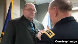 마틴 뎀프시 미국 합참의장이 지난 28일 전 주한미군 병사인 마크 드벨 씨에게 은성무공훈장을 수여하고 있다.