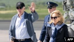 Presiden AS Joe Biden dan Ibu Negara Jill Biden turun dari Air Force One saat tiba di Bandara Henry E. Rohlsen di Christiansted, St. Croix, Kepulauan Virgin AS. 