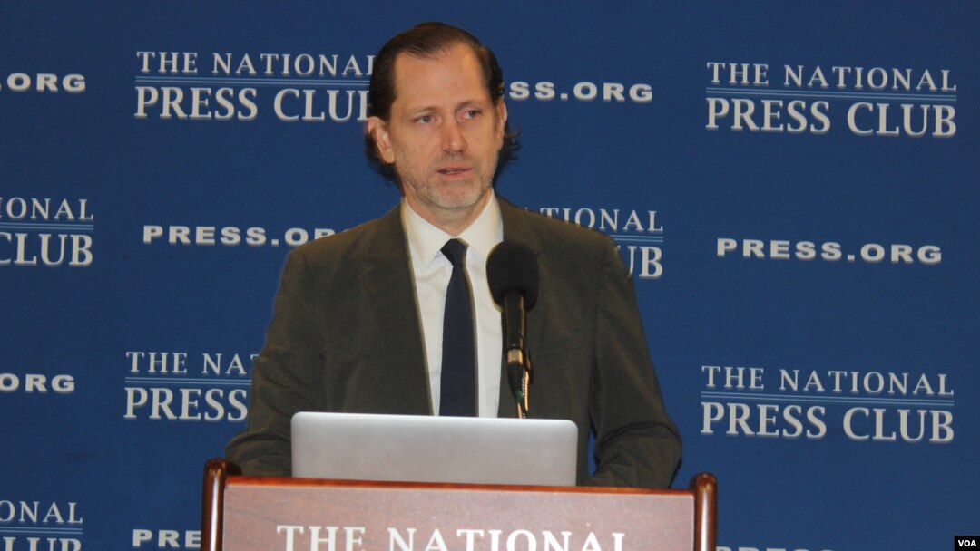 Carlos Perez Barriga,director y dueño de El Universo el diario de mayor circulación en el país con unos 50.000 ejemplares diarios) visitó Washington para denunciar lo que denominan los medios opositores la "Ley mordaza". El Universo también ha sido multado por el gobierno ecuatoriano.