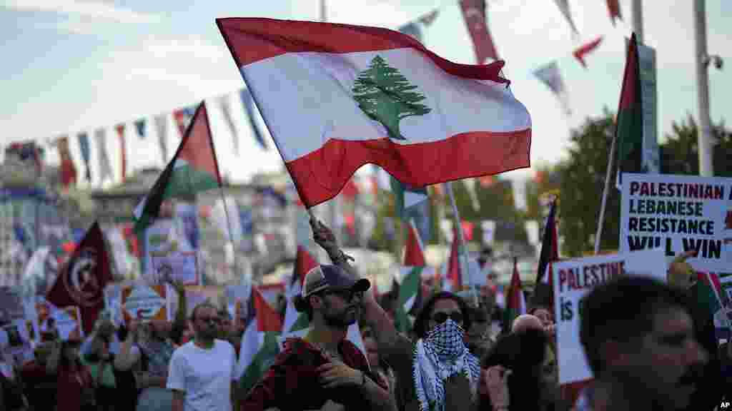 Manifestantes, uno de ellos ondeando una bandera libanesa, corean consignas durante una protesta a favor de los palestinos en Estambul, Turquía, el 5 de octubre 2024.