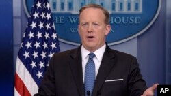 Spicer emitió los comentarios en una rueda de prensa de rutina, durante una discusión sobre el ataque con armas químicas del 4 de abril en Siria.