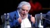 El presidente uruguayo Pepe Mujica firma este lunes la ley de venta de la marihuana.