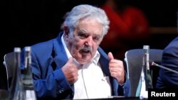 El presidente uruguayo Pepe Mujica firma este lunes la ley de venta de la marihuana.