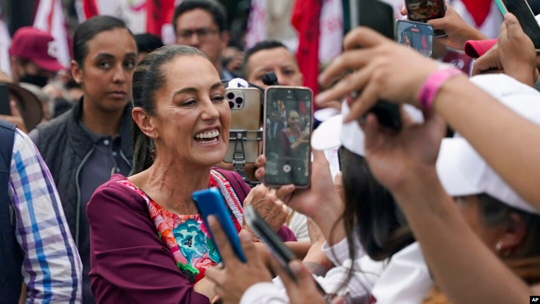 ARCHIVO - La candidata presidencial oficialista Claudia Sheinbaum convive con partidarios al inicio de su campaña en el Zócalo de Ciudad de México, el 1 de marzo de 2024. 