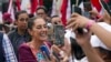 Kandidat presiden Meksiko Claudia Sheinbaum menyapa para pendukungnya dalam sebuah kampanye di Zocalo, Mexico City, pada 1 Maret 2024. (Foto: AP/Aurea Del Rosario)