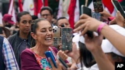 Mexico City belediye başkanı ve bilim insanı 61 yaşındaki Claudia Sheinbaum en popüler aday